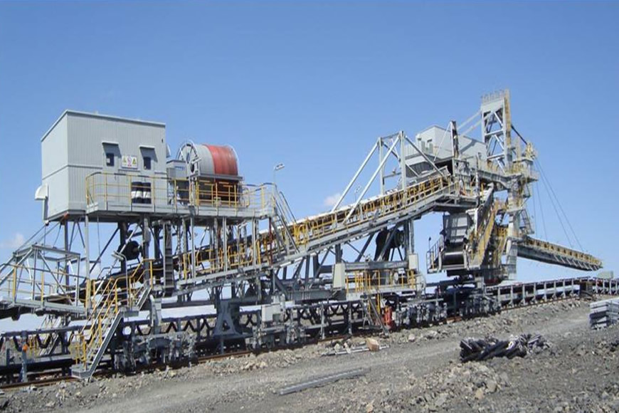 Spreader and crushing station